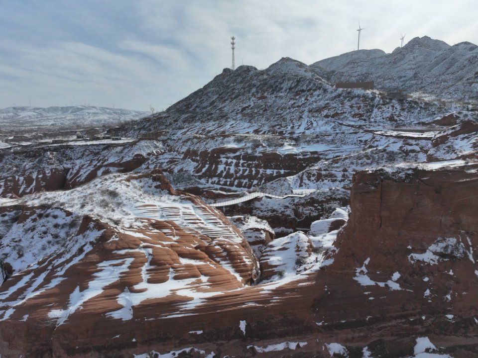 靖邊波浪谷：雪落丹霞 詩畫交融