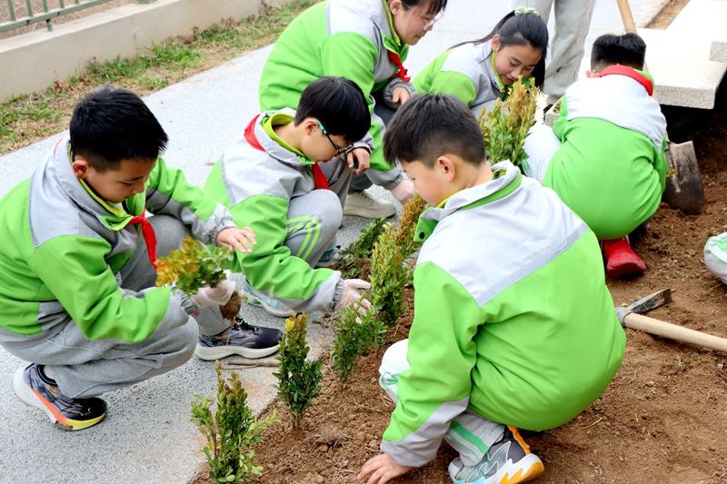3月11日，西安國際陸港第四小學(xué)的學(xué)生們踏入西安機(jī)車檢修段，與老師共同植樹。西安國際陸港第四小學(xué)供圖