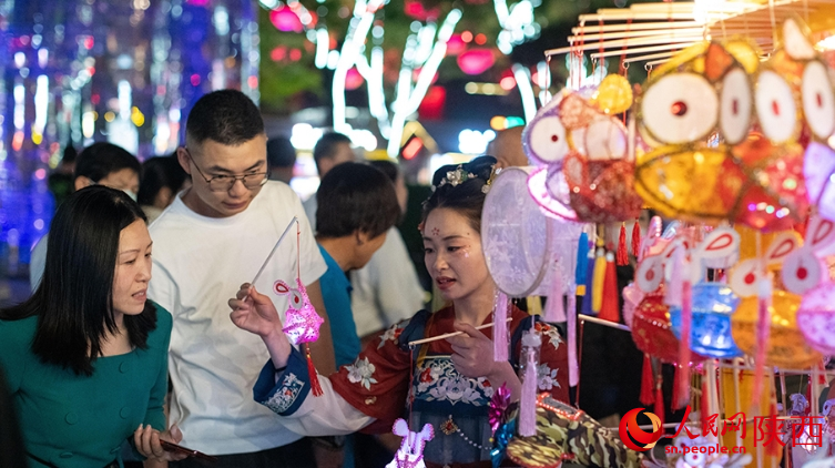西安夜經(jīng)濟。人民網(wǎng)記者 翁奇羽攝