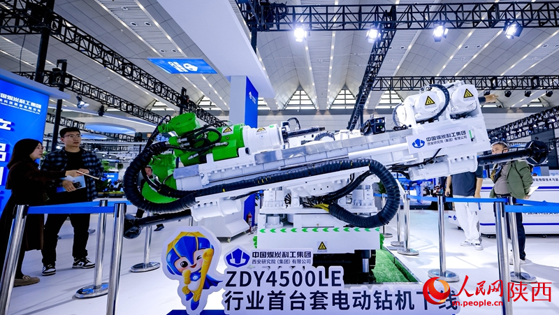 展會上亮相的行業(yè)首臺套電動鉆機。人民網(wǎng)記者 鄒星攝