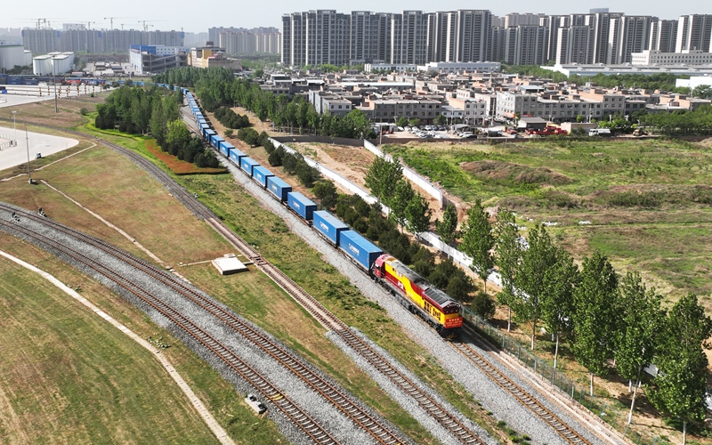 航拍陜西首趟鐵水聯(lián)運“一單制”班列。孫季翔攝