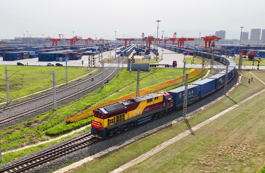 航拍X8489次中歐班列發(fā)車現(xiàn)場(chǎng)。孫季翔攝