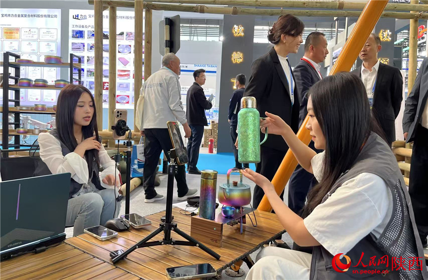 博覽會現(xiàn)場，參展商家在展廳直播帶貨。人民網(wǎng)記者 魏鑫攝