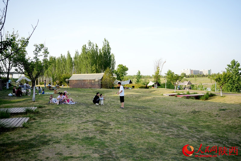 游客在灃河生態(tài)濕地公園玩耍。人民網(wǎng) 吳德鋒攝
