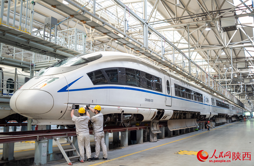地勤機(jī)械師正在對(duì)動(dòng)車(chē)組進(jìn)行全面檢查。人民網(wǎng)記者 賈凱璐攝