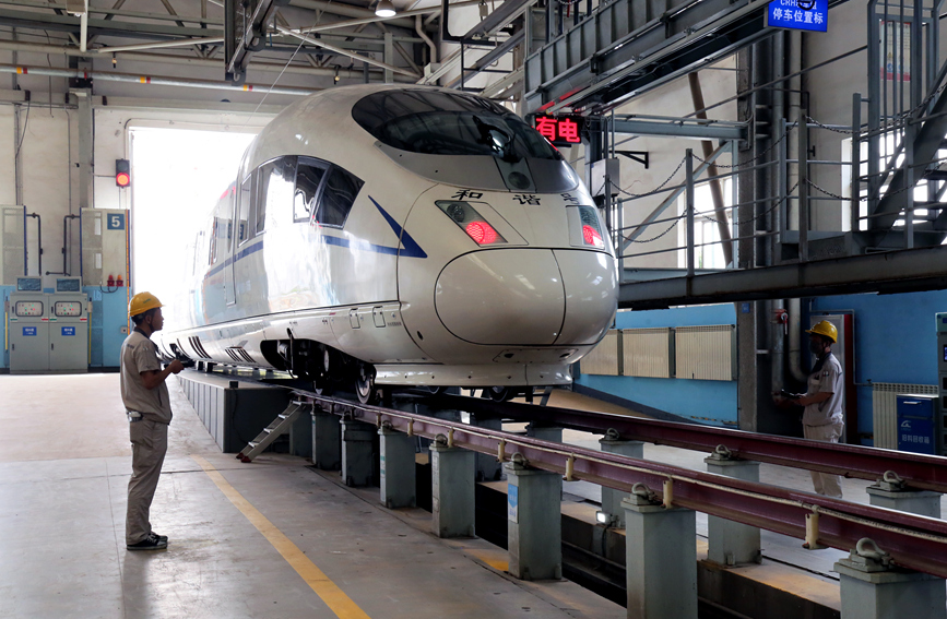 動車組機械師正在進行送車作業(yè)。楊庚毅攝