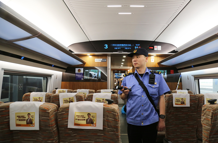隨車機械師正在列車內(nèi)部進行巡查。楊庚毅攝