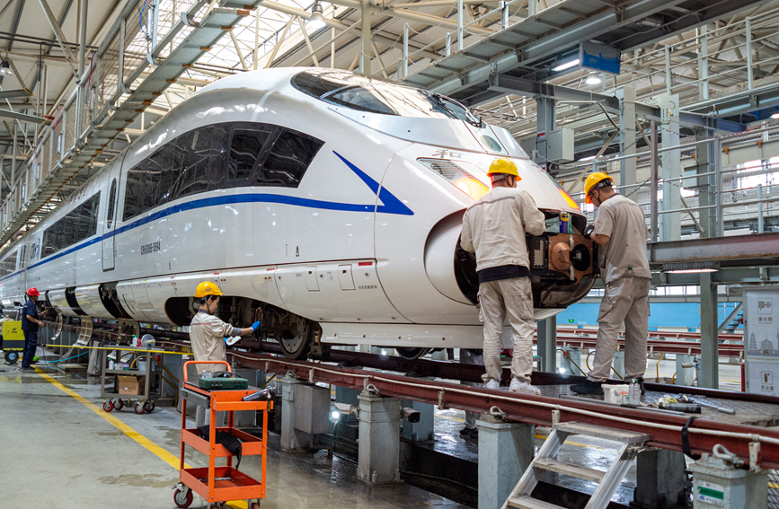 地勤機械師正在對動車組進行全面檢查。郝洋斌攝