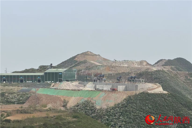 潤鑫新材料廠區(qū)內(nèi)的一座山頭已被削平，隱約可見挖掘機作業(yè)（攝于4月23日）。