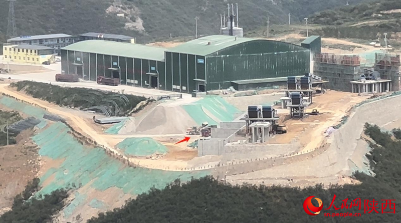 廠區(qū)內(nèi)，一輛鏟車正在進行裝車作業(yè)（攝于5月16日）。