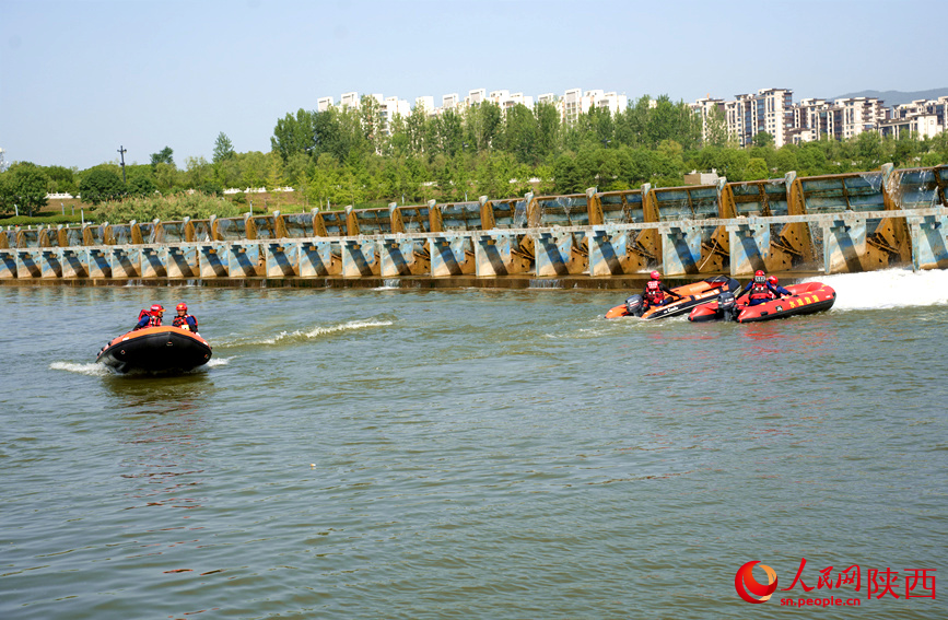 救援人員正在進行水域救援技術(shù)實操訓(xùn)練。人民網(wǎng)記者 李志強攝