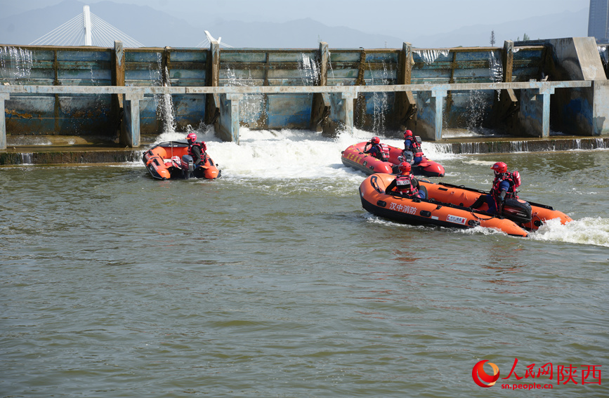 救援人員正在進(jìn)行水域救援技術(shù)實操訓(xùn)練。人民網(wǎng)記者 李志強(qiáng)攝