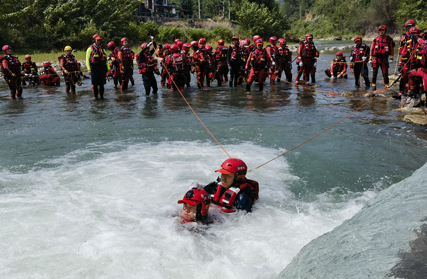 救援人員正在進行水域救援技術(shù)實操訓(xùn)練。漢中市消防救援支隊供圖