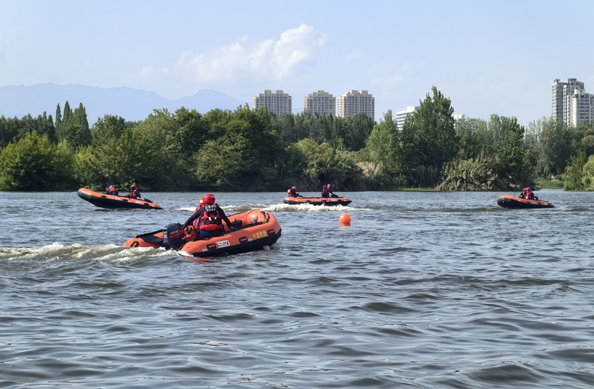 救援人員正在進行水域救援技術(shù)實操訓(xùn)練。漢中市消防救援支隊供圖