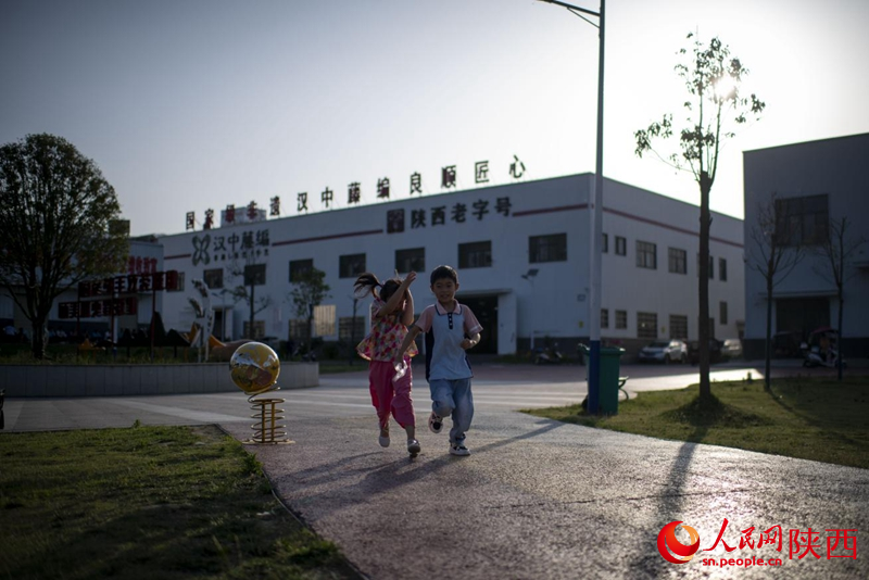 夏日傍晚,漢中藤編研創(chuàng)中心外，孩子們奔跑雀躍。人民網(wǎng)記者 翁奇羽攝