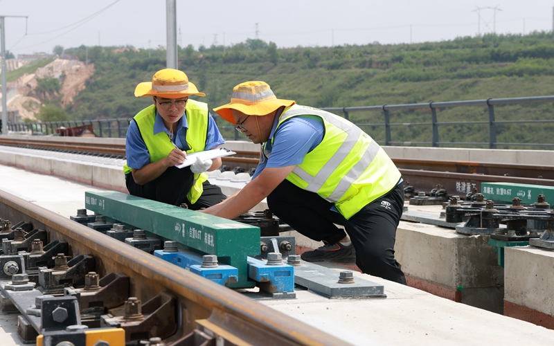 銅川綜合維修車間線路工對王家河特大橋橋梁伸縮量進行檢查。張立麗 攝