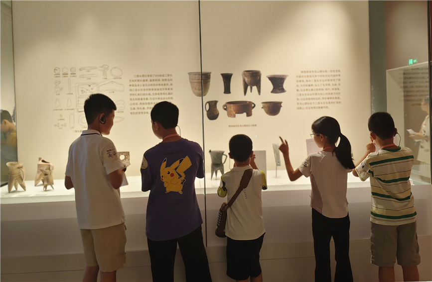 幾名小學生在陜西歷史博物館里觀看展覽。陜西歷史博物館供圖