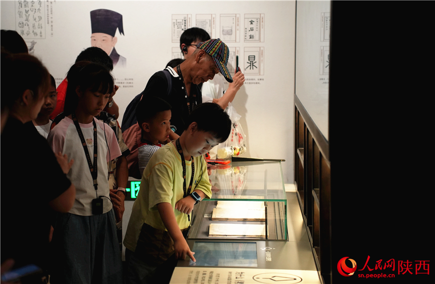 暑期來(lái)臨，陜西考古博物館迎來(lái)眾多“小游客”。人民網(wǎng)記者 李志強(qiáng)攝