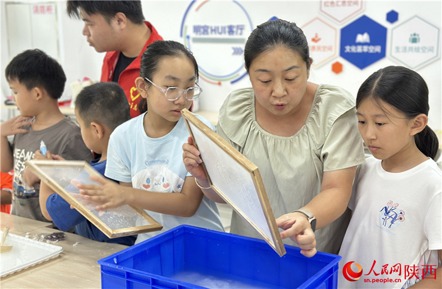 7月16日下午，西安市新城區(qū)明宮社區(qū)暑托班的“古法造紙”興趣課堂現(xiàn)場(chǎng)。人民網(wǎng)記者 李志強(qiáng)攝