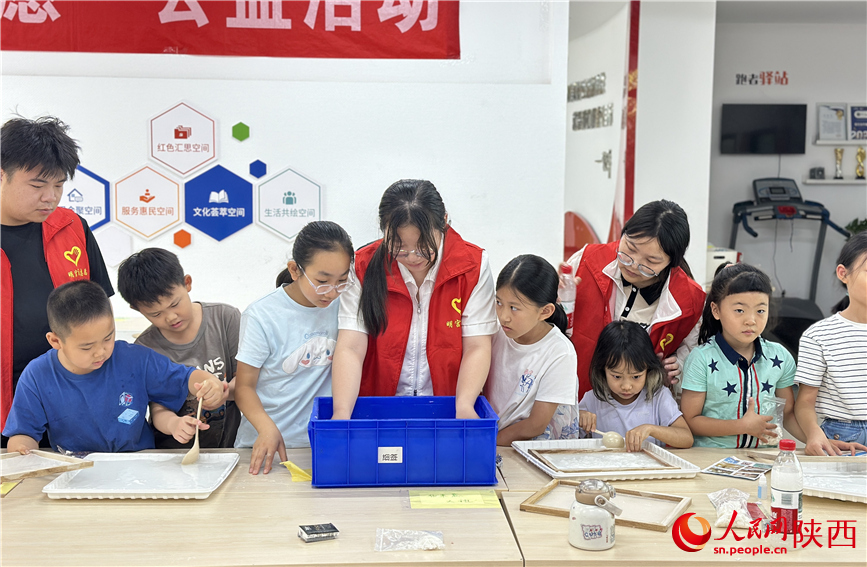 7月16日下午,西安市新城區(qū)明宮社區(qū)暑托班的“古法造紙”興趣課堂現(xiàn)場。人民網(wǎng)記者 李志強攝