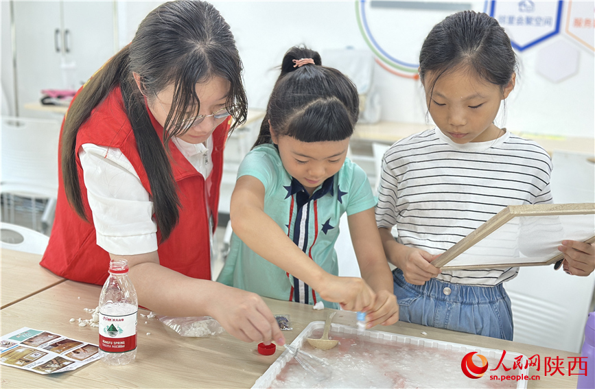 7月16日下午，西安市新城區(qū)明宮社區(qū)暑托班的“古法造紙”興趣課堂現(xiàn)場(chǎng)。人民網(wǎng)記者 李志強(qiáng)攝