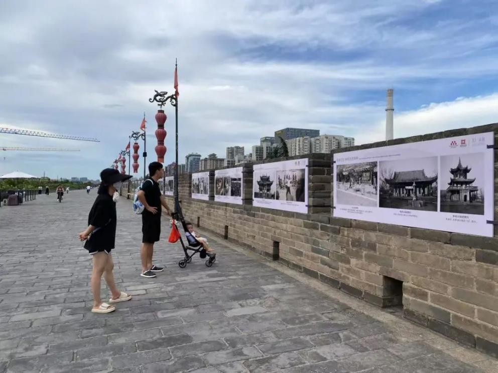 市民游客在城墻上免費(fèi)參觀。西安城墻管委會(huì)供圖
