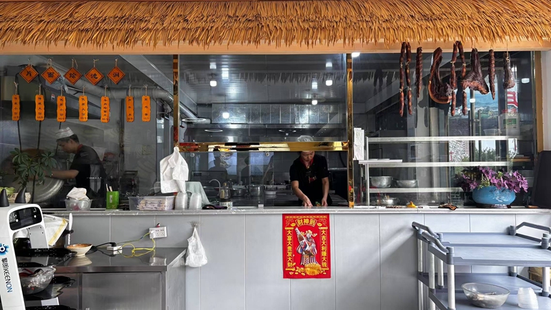 漢陰縣城關鎮(zhèn)小宋家澗池燴面片店通過玻璃隔斷改造讓后廚一目了然。漢陰縣融媒體中心供圖