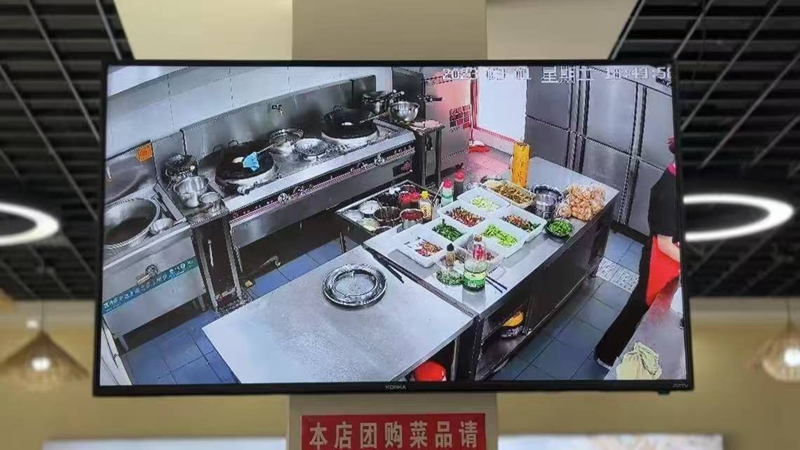 餐飲店內(nèi)懸掛的顯示屏實時顯示后廚環(huán)境，讓食客更為安心。漢陰縣融媒體中心供圖