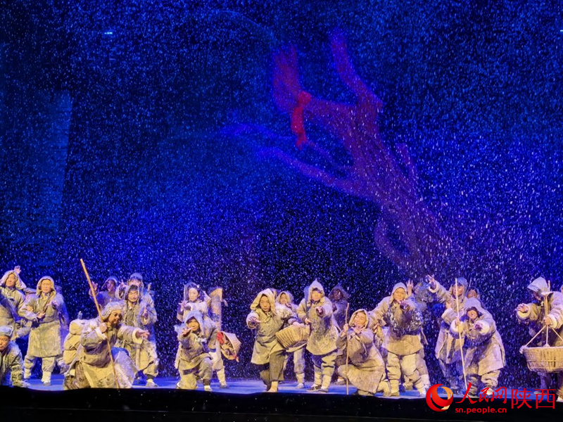 8月14日晚豫劇《秦豫情》演出現(xiàn)場(chǎng)。人民網(wǎng) 王麗攝