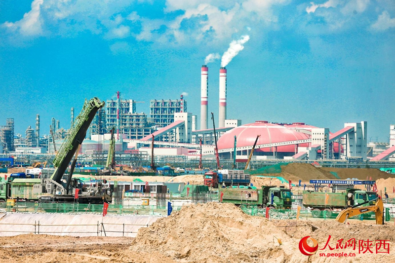 榆林化學1500萬噸煤炭分質清潔高效轉化示范項目二期工程建設現(xiàn)場。人民網記者 孫挺攝