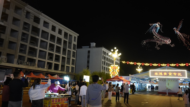 無人機(jī)展演現(xiàn)場。白凌燕攝