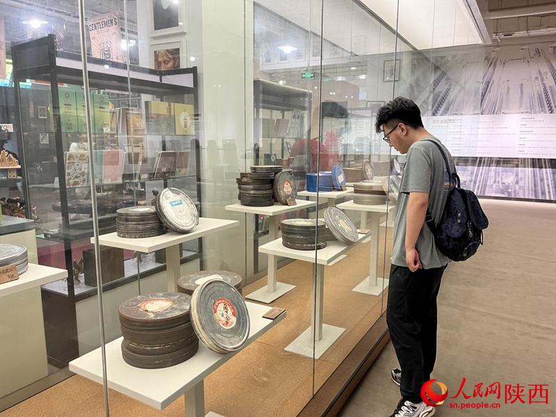電影膠片收藏庫存放著很多西安電影制片廠建廠以來的電影膠片素材、拷貝和磁底。人民網(wǎng)記者 魏鑫攝