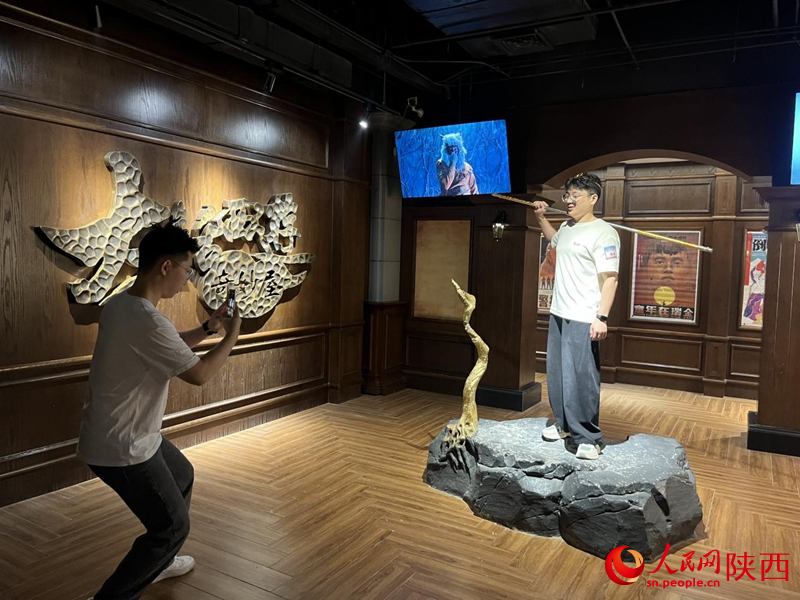 游客在西影電影博物館一角拍照留念。人民網(wǎng)記者 魏鑫攝