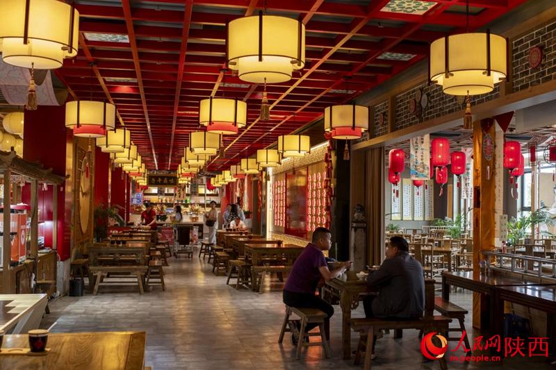 子午服務區(qū)內(nèi)的美食街。人民網(wǎng)記者 翁奇羽攝