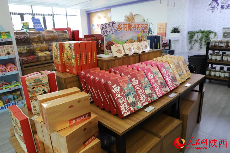 子午服務區(qū)內(nèi)售賣的特色農(nóng)副產(chǎn)品。人民網(wǎng)記者 李志強攝