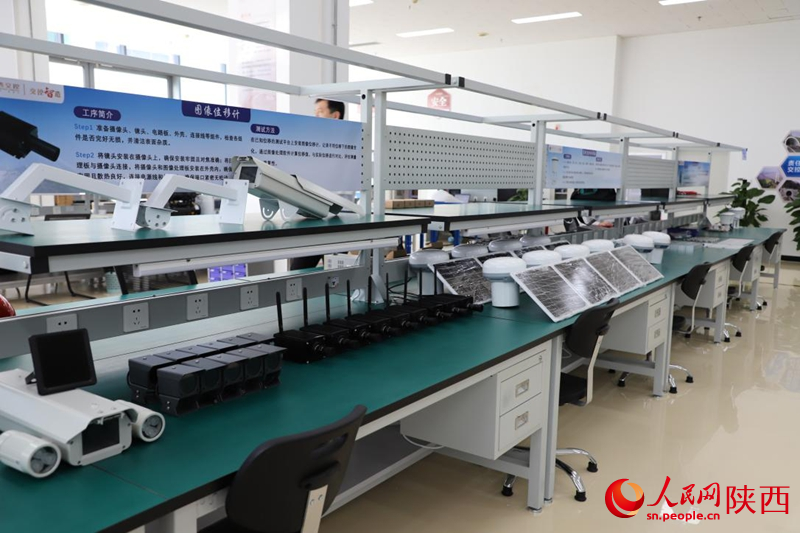 陜西省智慧交通產(chǎn)業(yè)中試基地的產(chǎn)品展示區(qū)。人民網(wǎng)記者 李志強(qiáng)攝