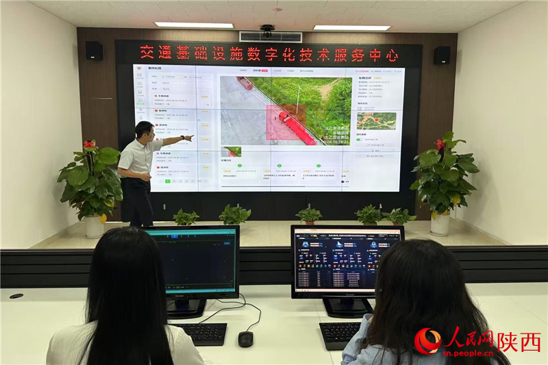 無人機(jī)對高速公路進(jìn)行日常巡查。人民網(wǎng)記者 李志強(qiáng)攝