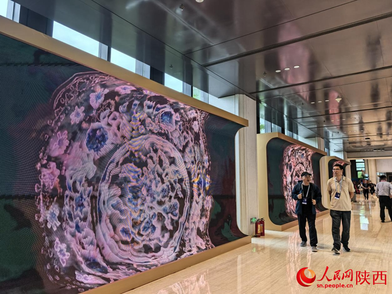 具有文化“科幻感”展館走廊。人民網 王麗攝