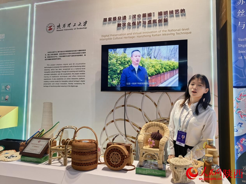 “漢中藤編”編織技藝的數字化保護與虛擬創(chuàng)新。人民網 王麗攝