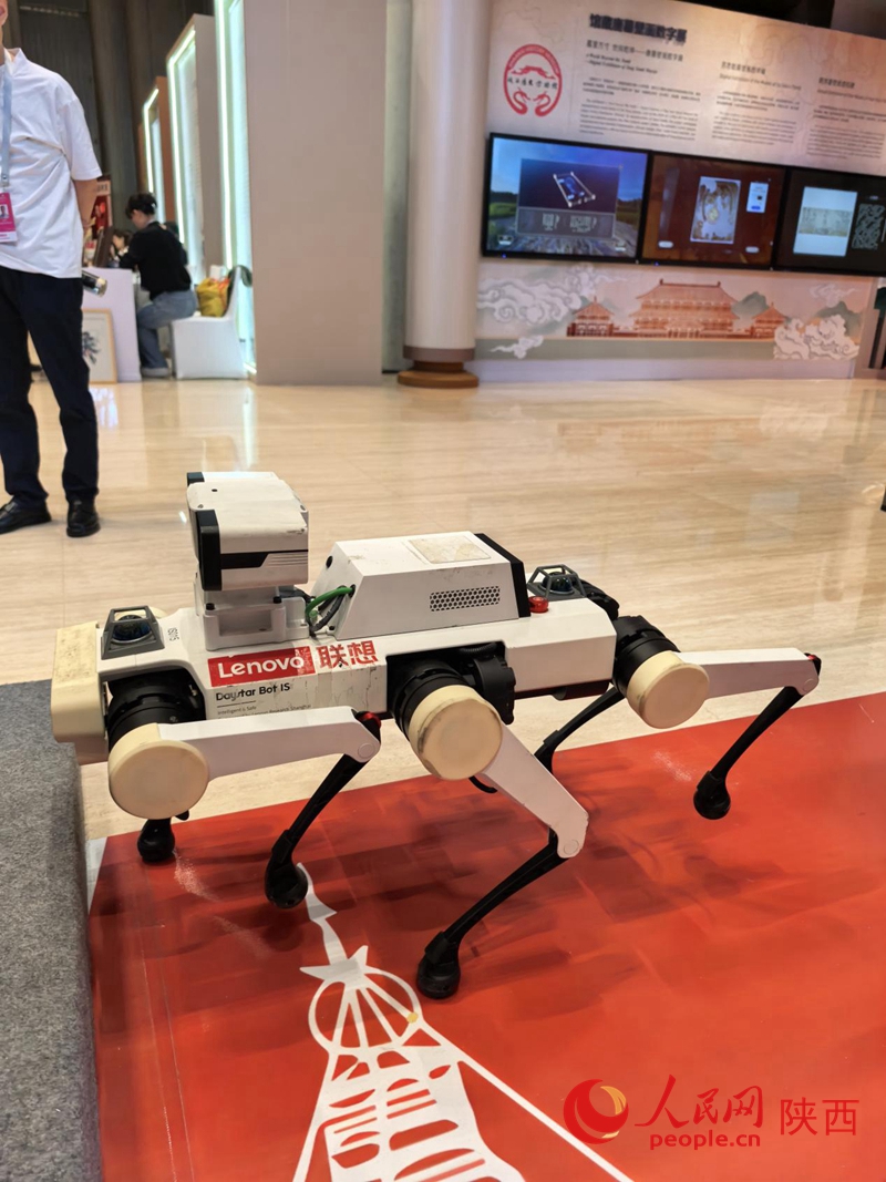 幫助采集文物基礎數據的“六腳機器狗”。人民網 王麗攝