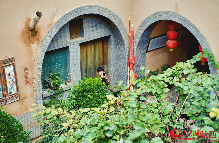 游客在柏社村地坑窯內(nèi)駐足拍照。人民網(wǎng)記者 孫挺攝