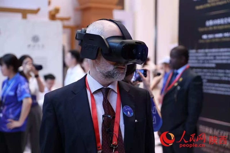 外國(guó)嘉賓正在體驗(yàn)全真XR項(xiàng)目。人民網(wǎng) 王麗攝
