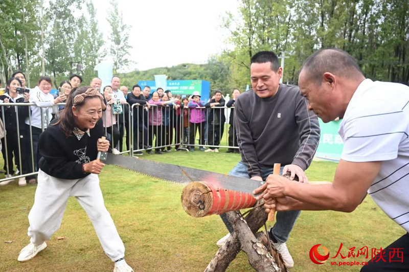 選手正在進行“同心鋸木”比賽。人民網(wǎng)記者 孫挺攝