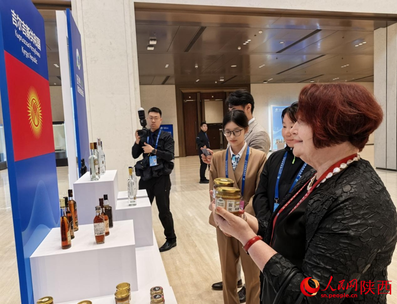 2025歐亞經(jīng)濟(jì)論壇上，中外嘉賓正在展位上了某產(chǎn)品。人民網(wǎng) 王麗攝