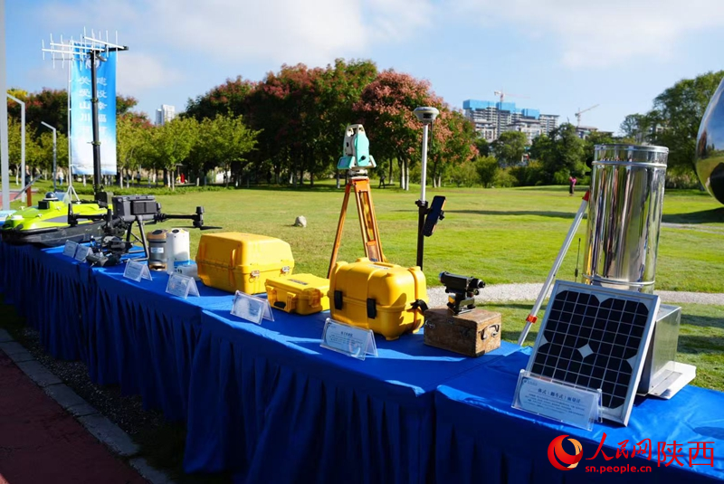 活動(dòng)現(xiàn)場(chǎng)，展示了不同時(shí)期的水文監(jiān)測(cè)設(shè)備。人民網(wǎng)記者 鄒星攝