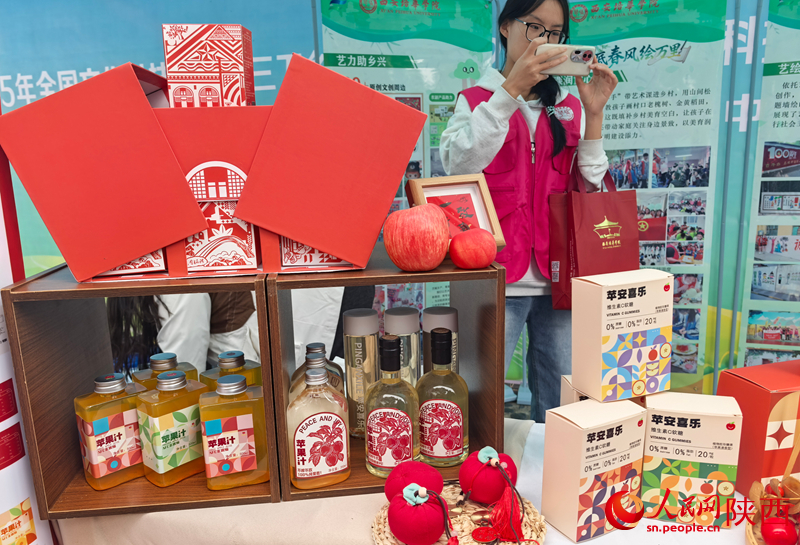 西安培華學(xué)院設(shè)計(jì)的蘋果及其加工品的外包裝。人民網(wǎng) 王麗攝