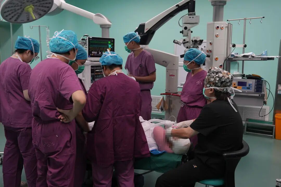 麻醉團隊為張女士進行麻醉。西安市人民醫(yī)院（西安市第四醫(yī)院）供圖
