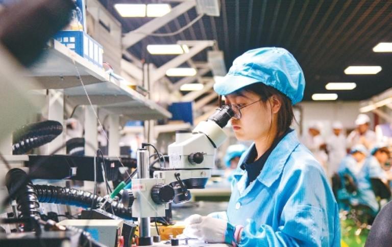 中科天地的工作人員在車間內(nèi)進(jìn)行產(chǎn)品檢驗(yàn)。