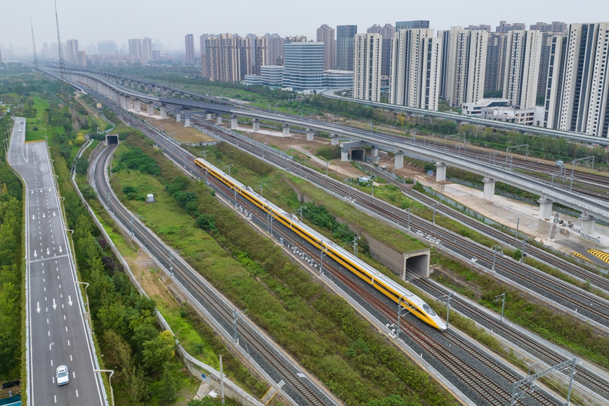 10月1日，在西安北站，擔當西延高鐵最高測試速度等級提速試驗任務的高速綜合檢測列車發(fā)車。劉翔攝