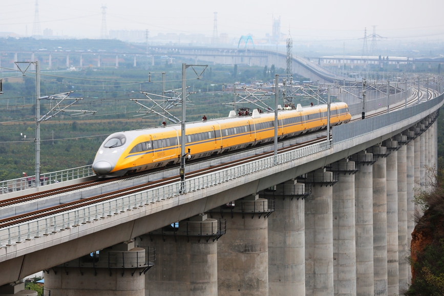 10月1日，在西安北站，擔當西延高鐵最高測試速度等級提速試驗任務的高速綜合檢測列車發(fā)車。趙宏亮攝